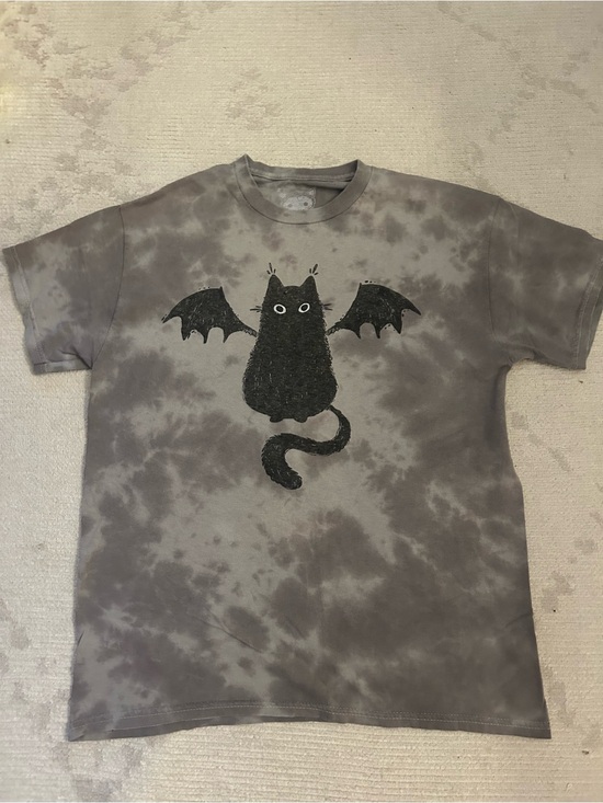 Hot Topic Tops - Hot Topic Woman’s Gray Tie-Dye Bat Wing Cat Graphic Tee- Size: S